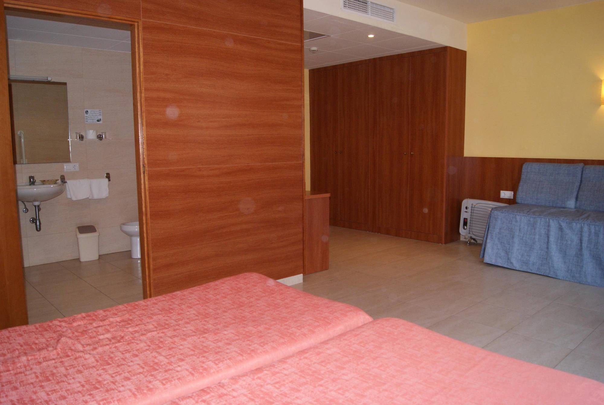 Hotel Checkin Montpalau ปิเนดาเดมาร์ ภายนอก รูปภาพ