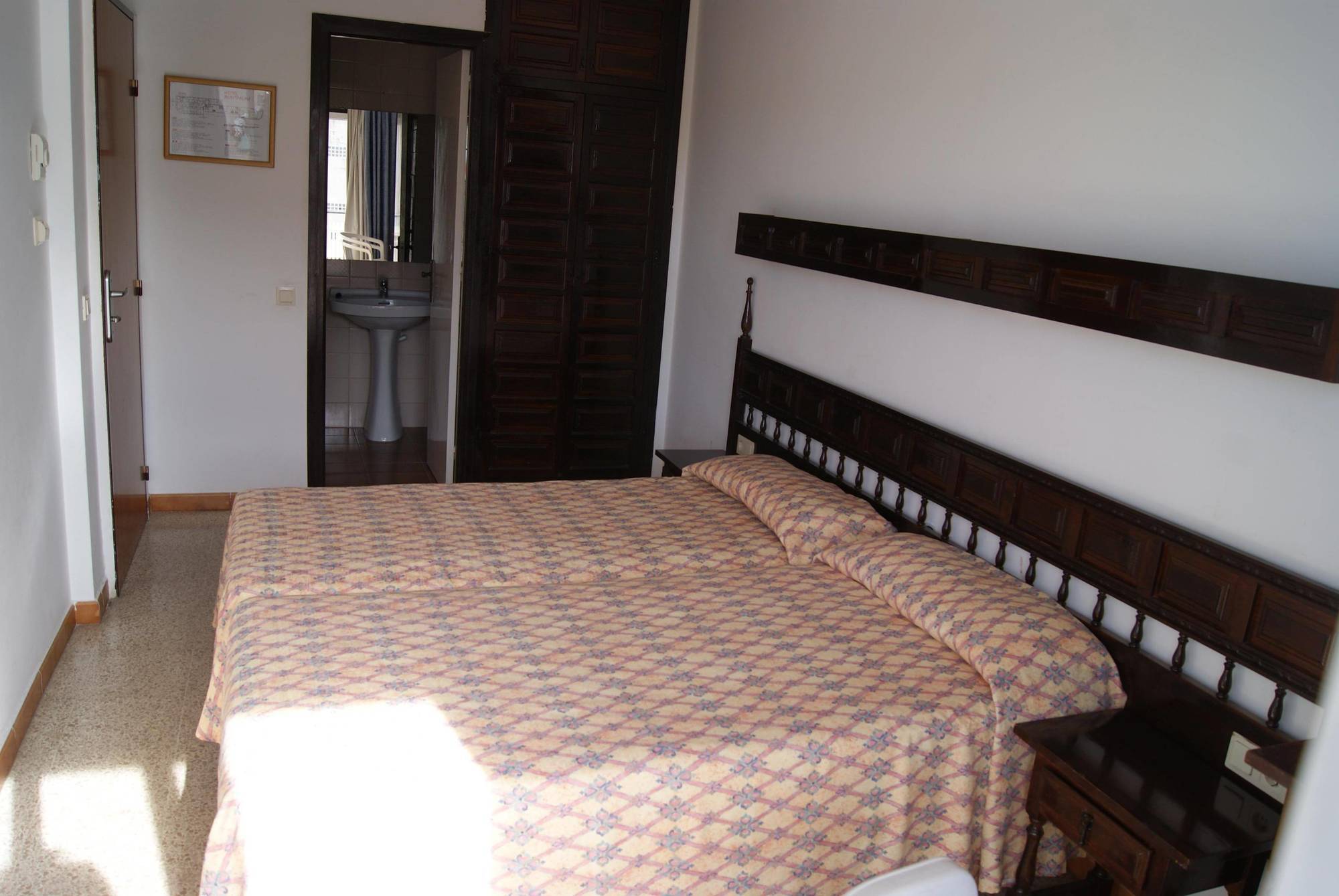 Hotel Checkin Montpalau ปิเนดาเดมาร์ ภายนอก รูปภาพ