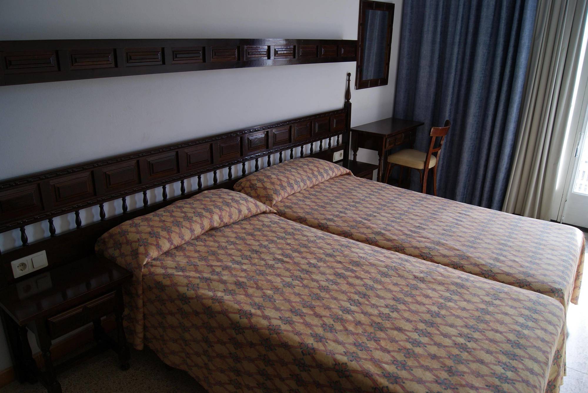 Hotel Checkin Montpalau ปิเนดาเดมาร์ ภายนอก รูปภาพ