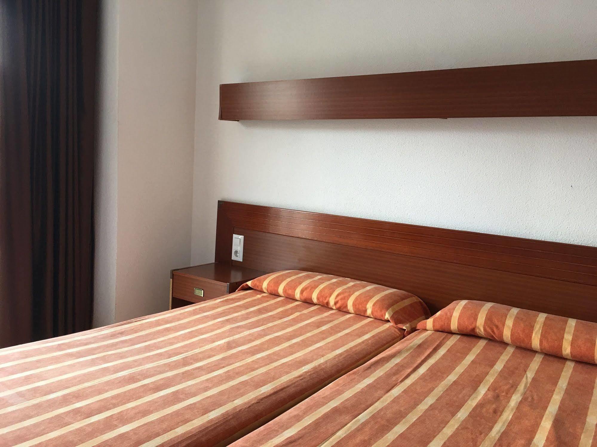 Hotel Checkin Montpalau ปิเนดาเดมาร์ ภายนอก รูปภาพ